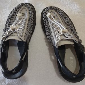 Keen shoes with a leather top and elastic string closures.